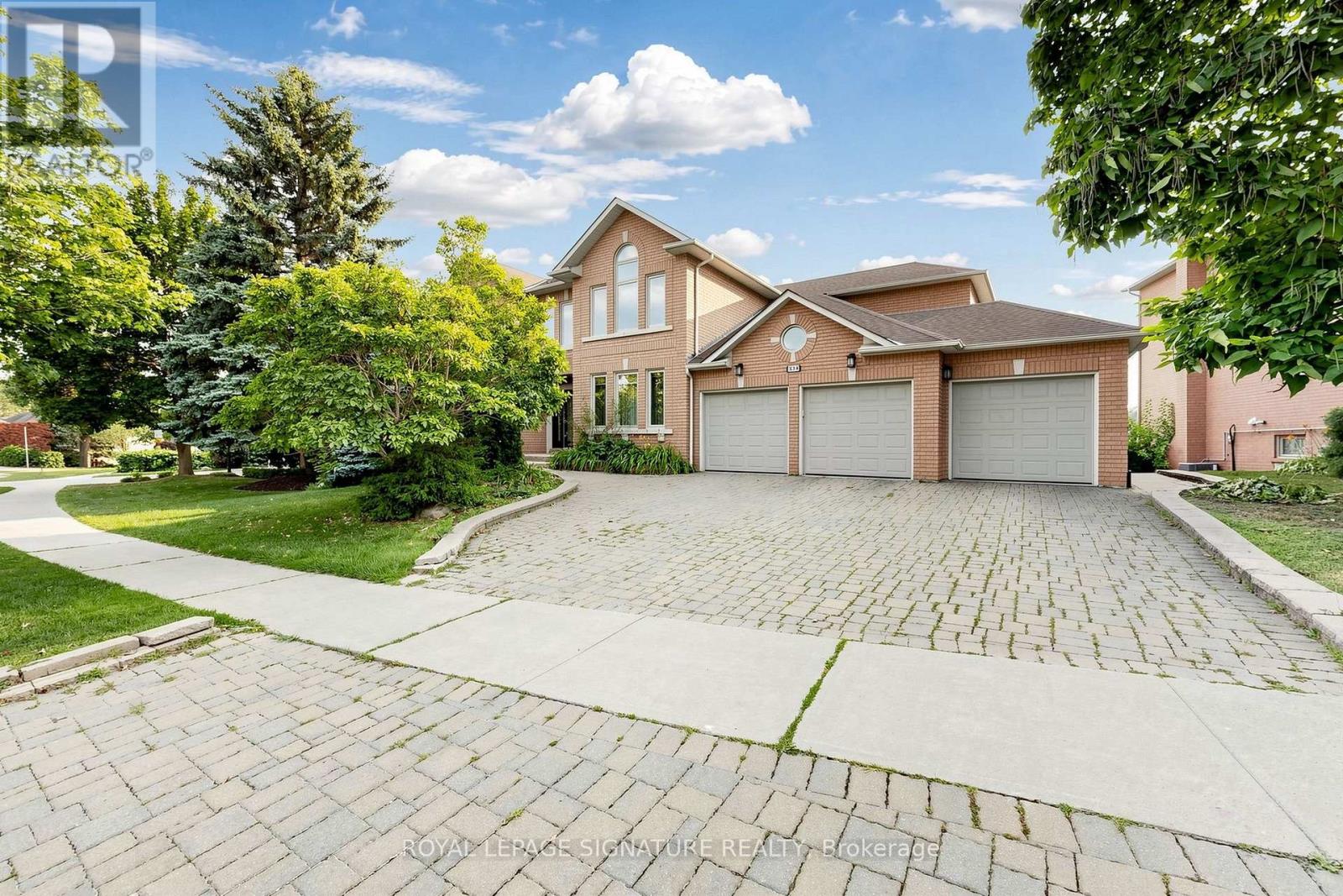 374 Vaughan Mills