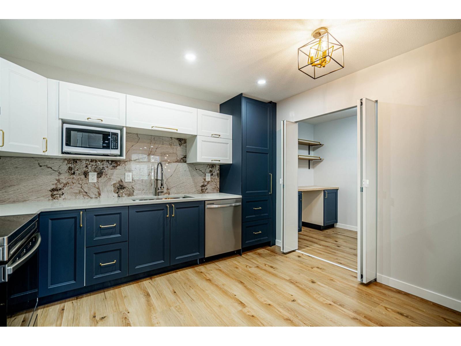 1450 MERKLIN Unit 211 photo 4