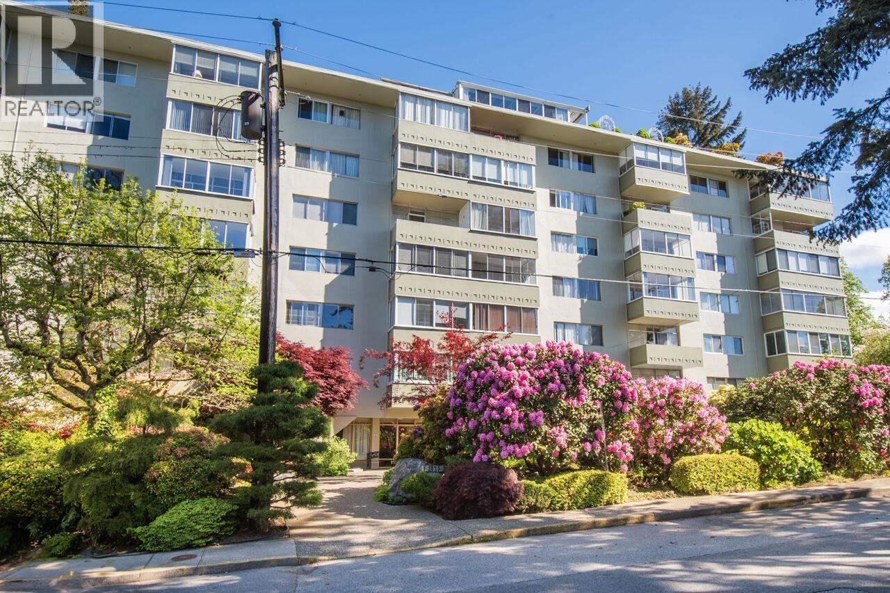 1425 ESQUIMALT Unit 108