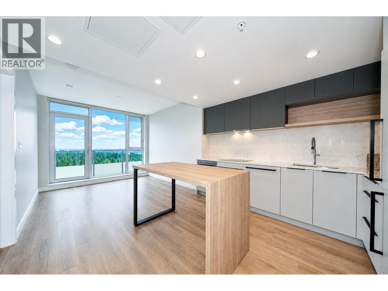 567 EMERSON Unit 3502