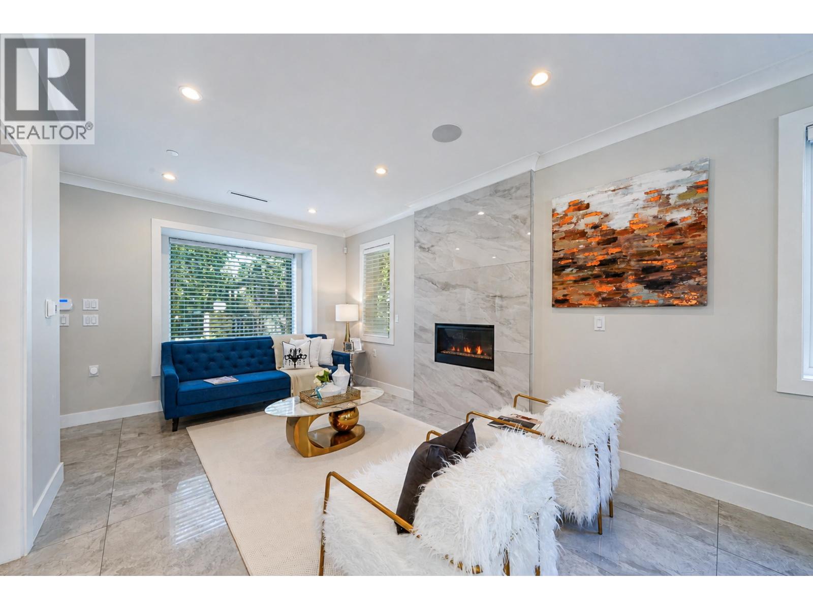 6576 YEW photo 4
