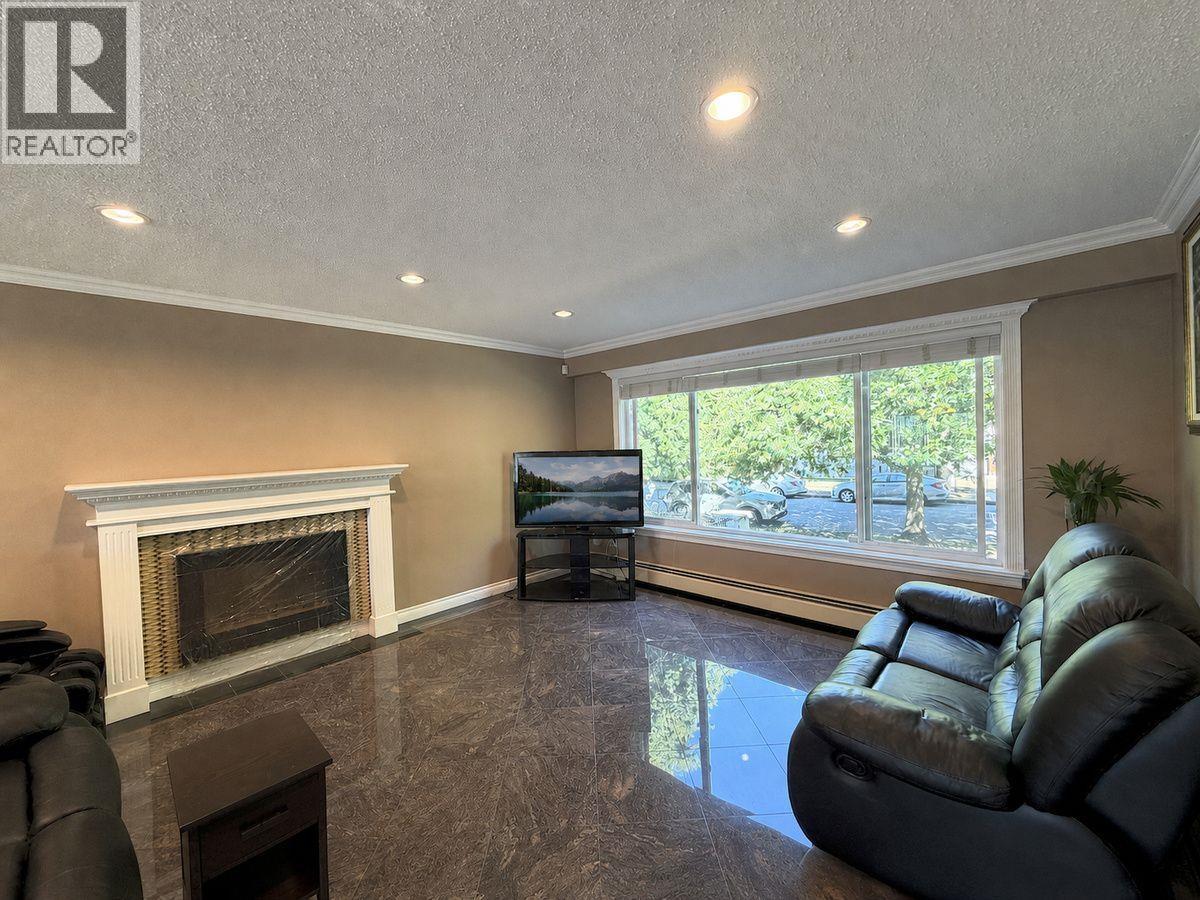 5885 LINCOLN photo 2