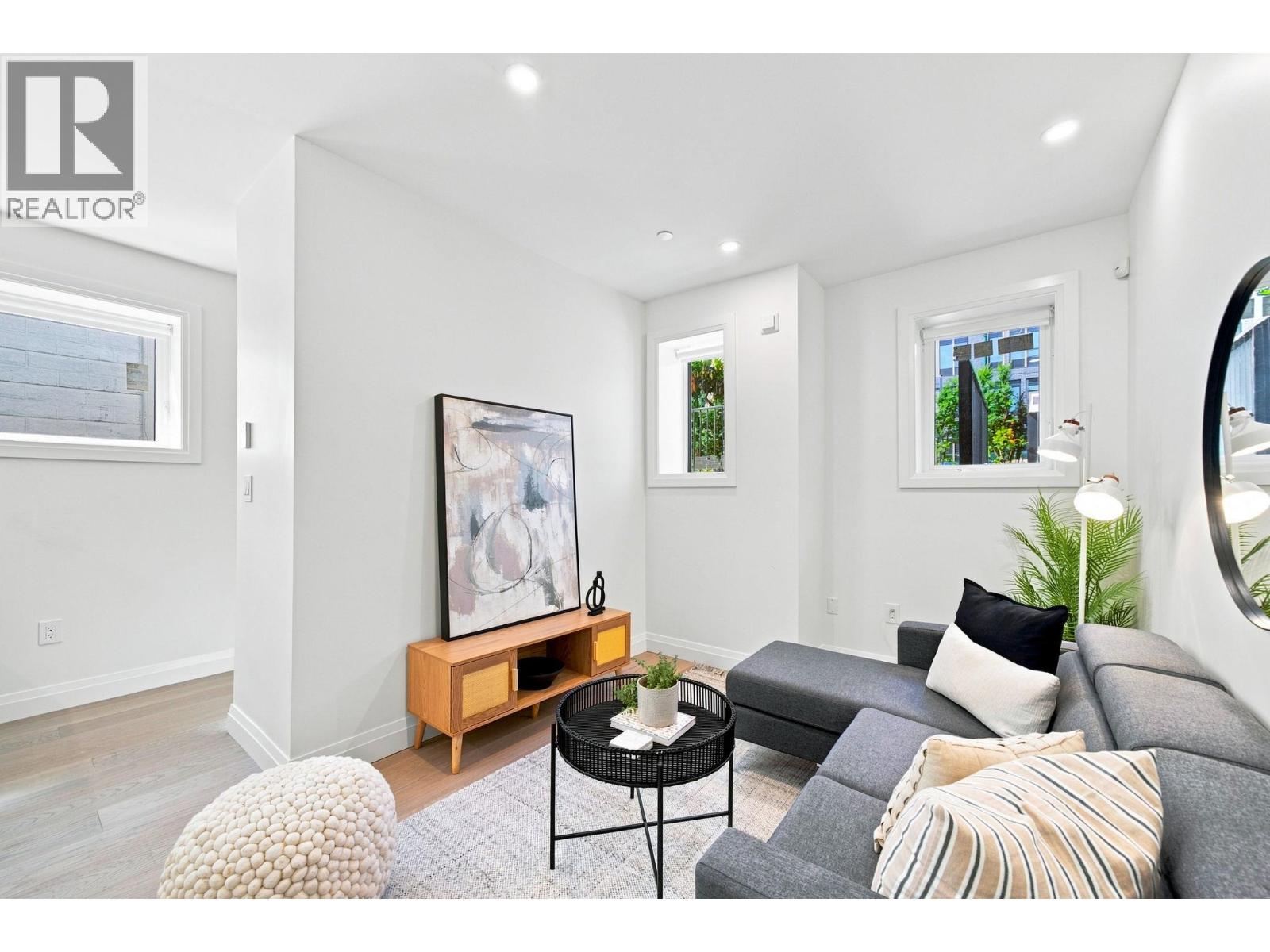 6164 GRANVILLE photo 3