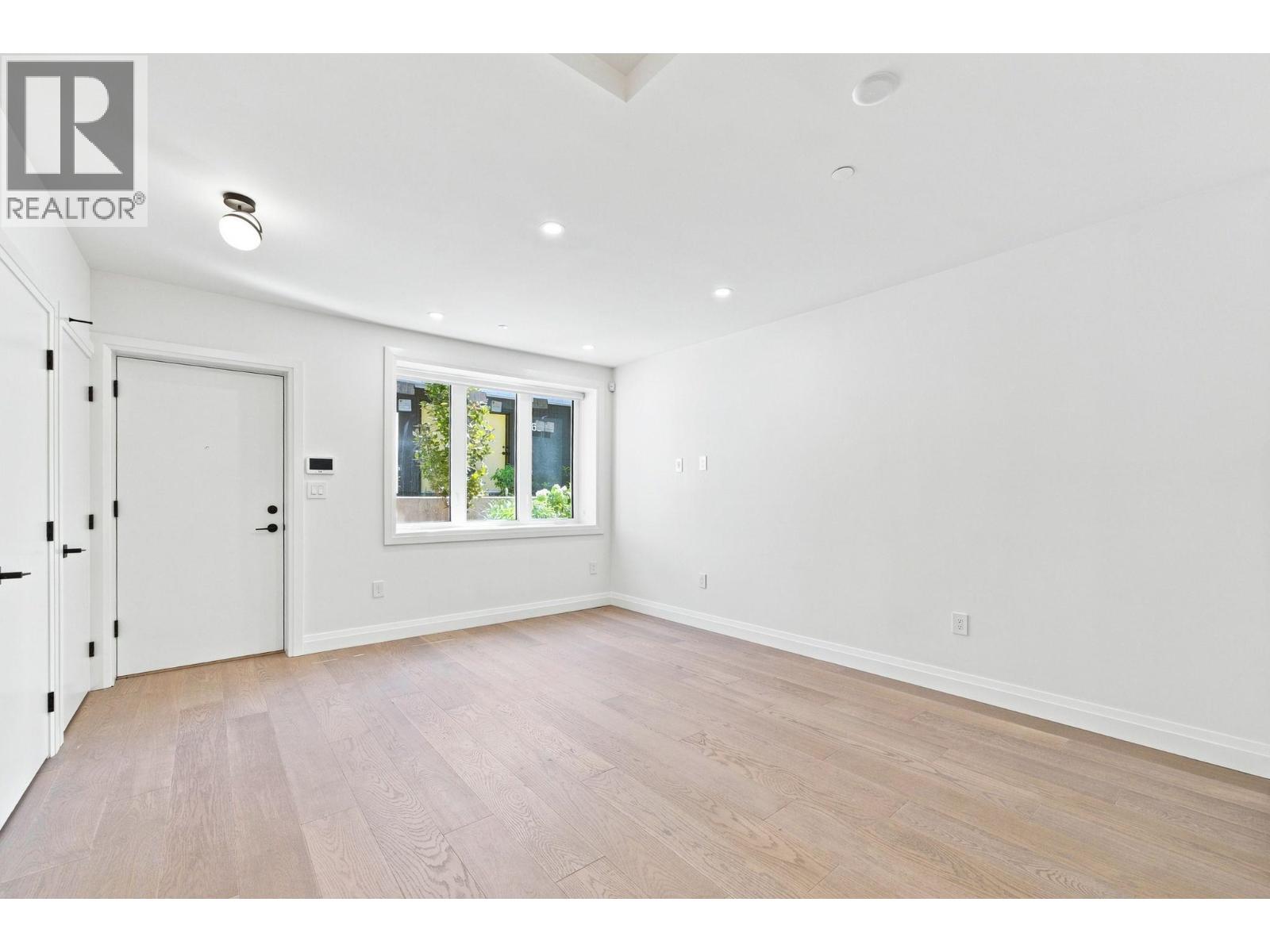 6166 GRANVILLE photo 2