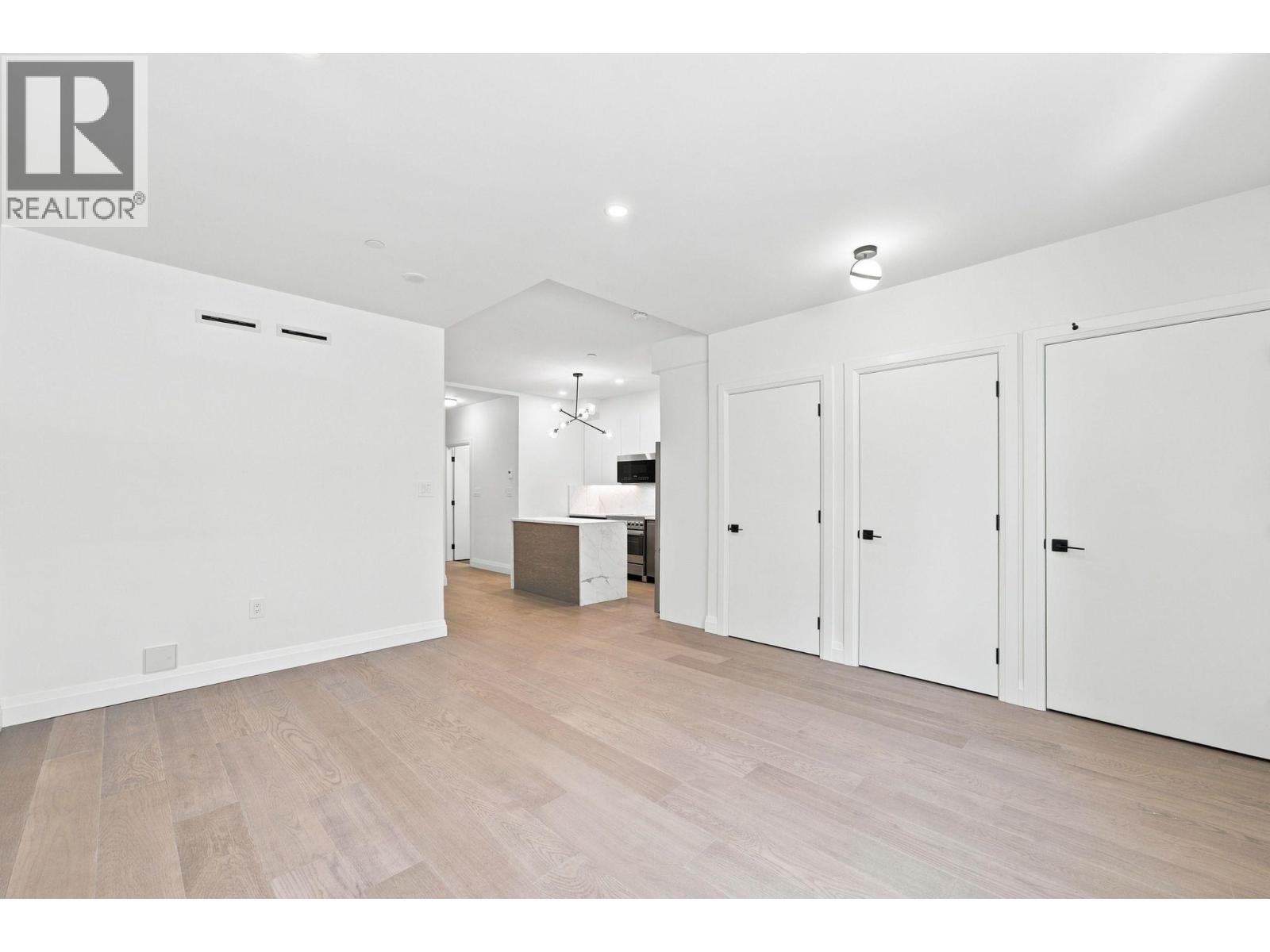 6166 GRANVILLE photo 4