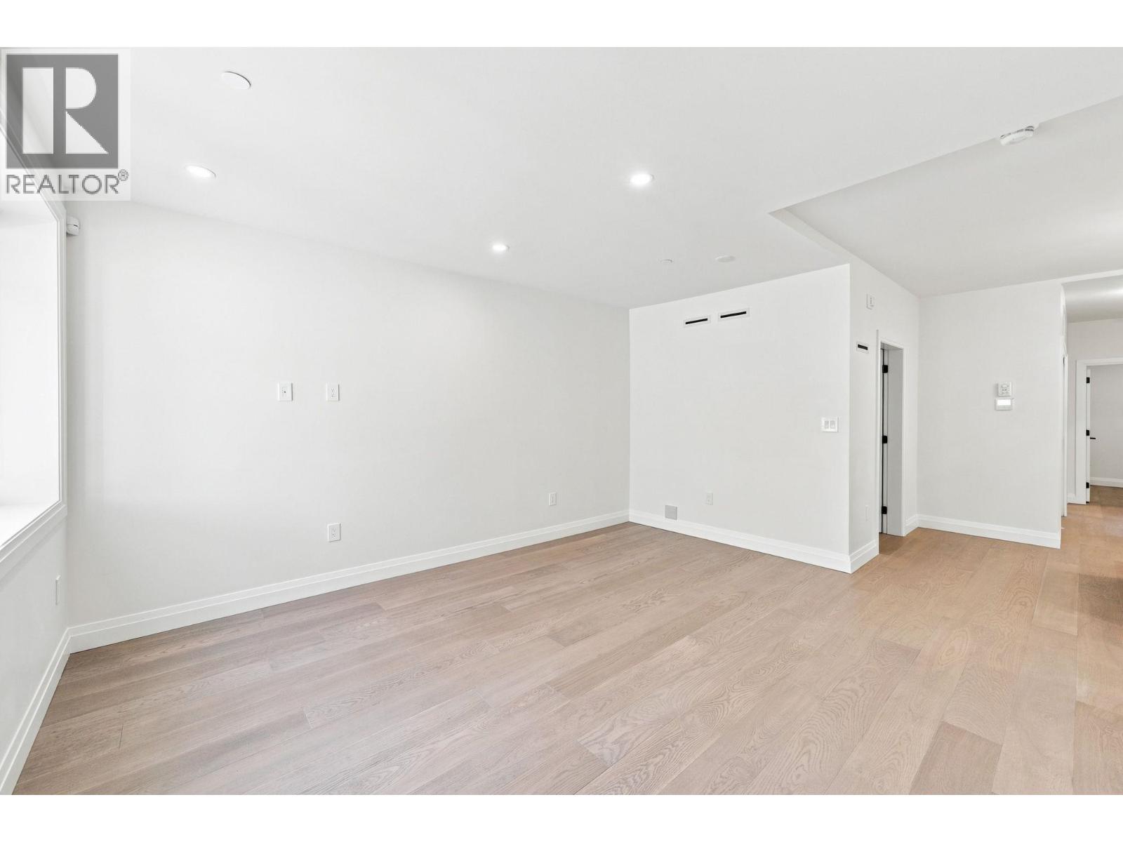 6166 GRANVILLE photo 5