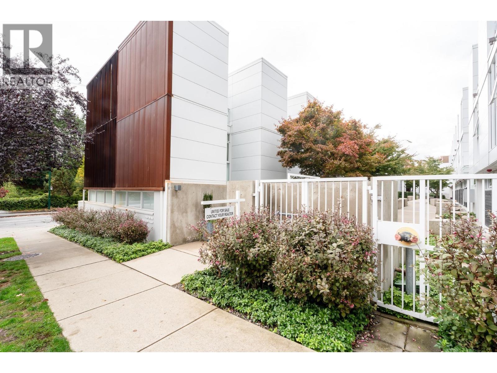 2208 WILLOW