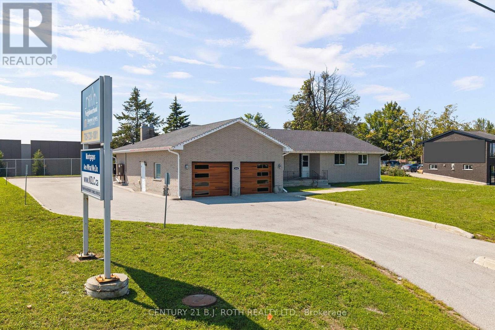355 Mapleview photo 2