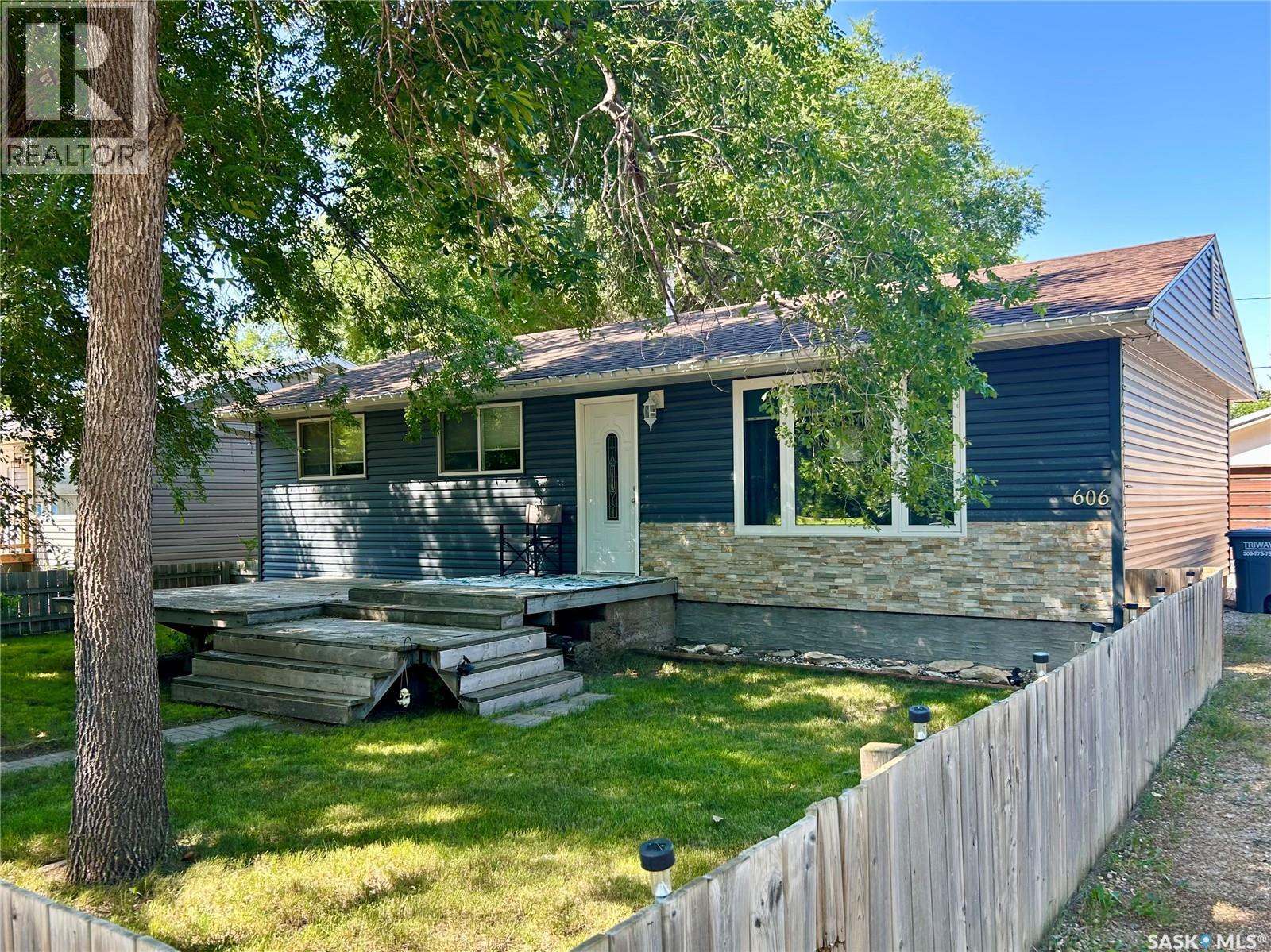 606 6th STREET W