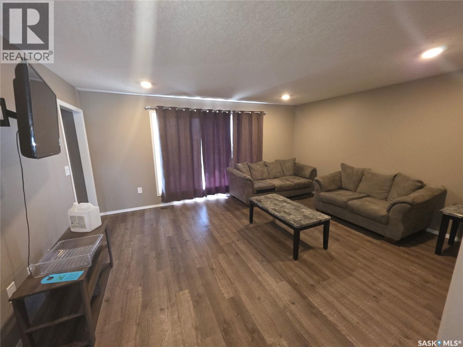 716 Columbia AVENUE photo 3