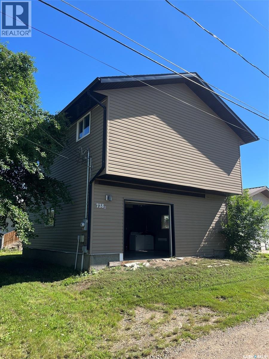 738 Henry STREET