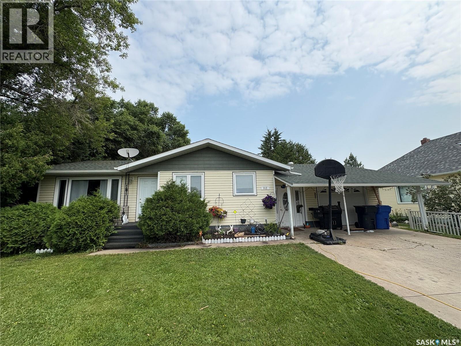 312 Bismark AVENUE