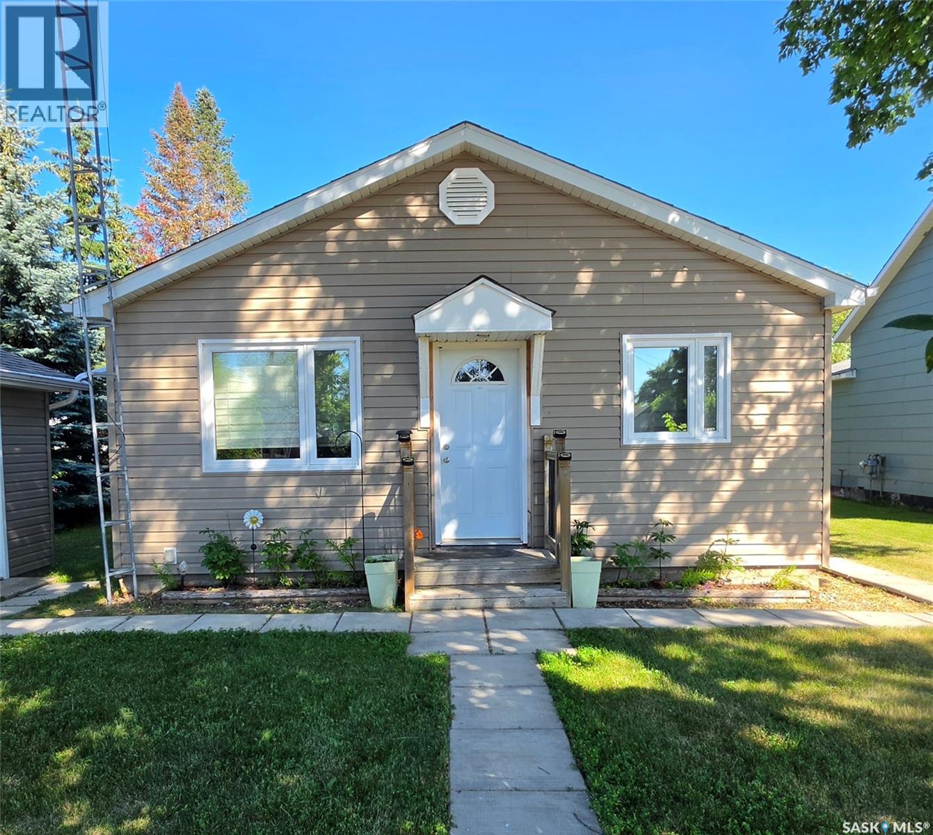 324 Laing STREET