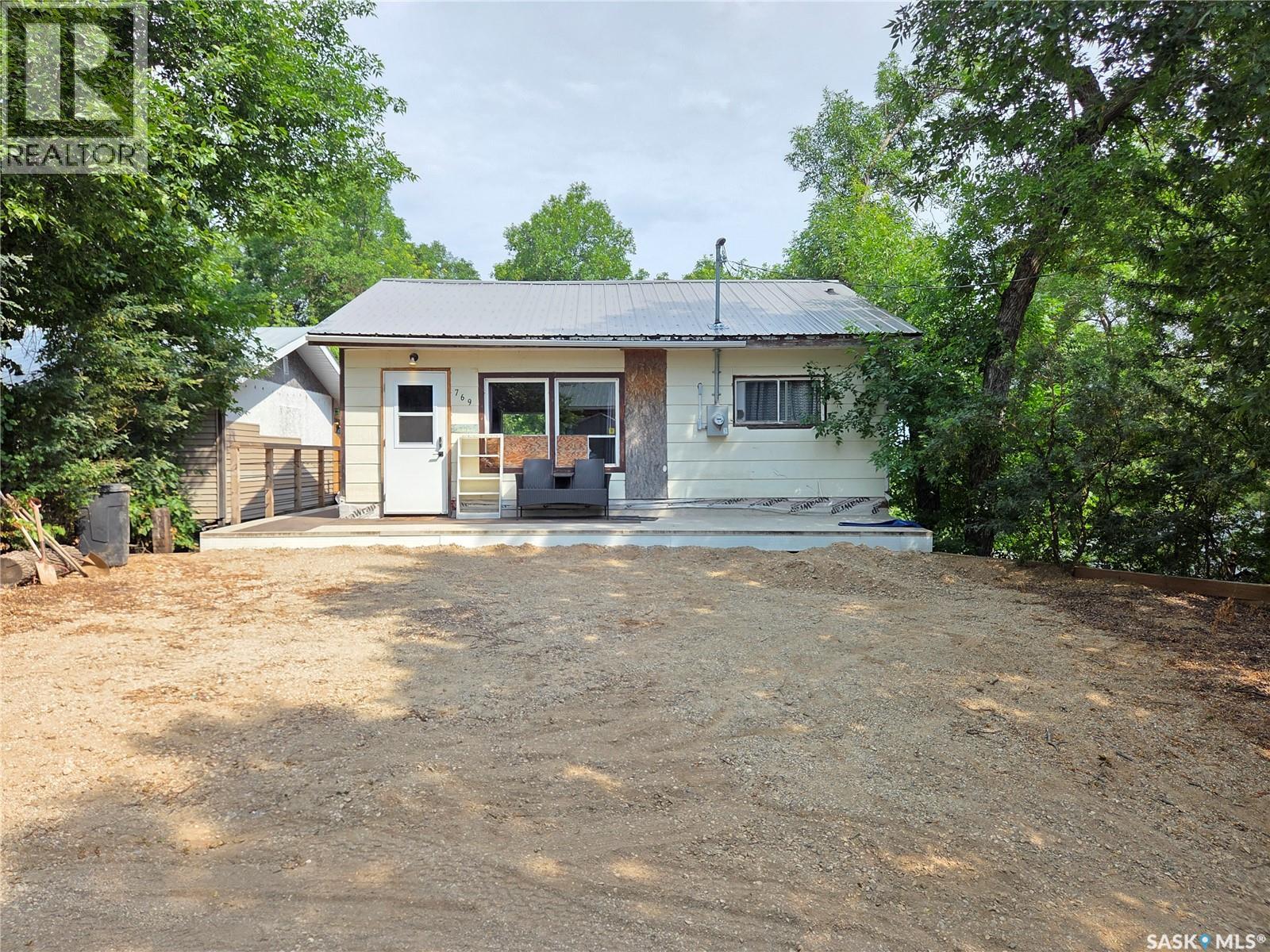 769 Ennis AVENUE