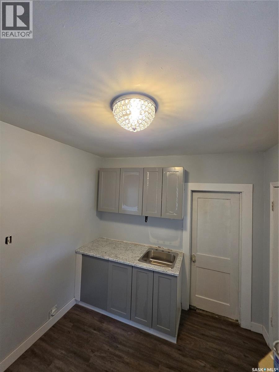 1525 Elphinstone STREET photo 3