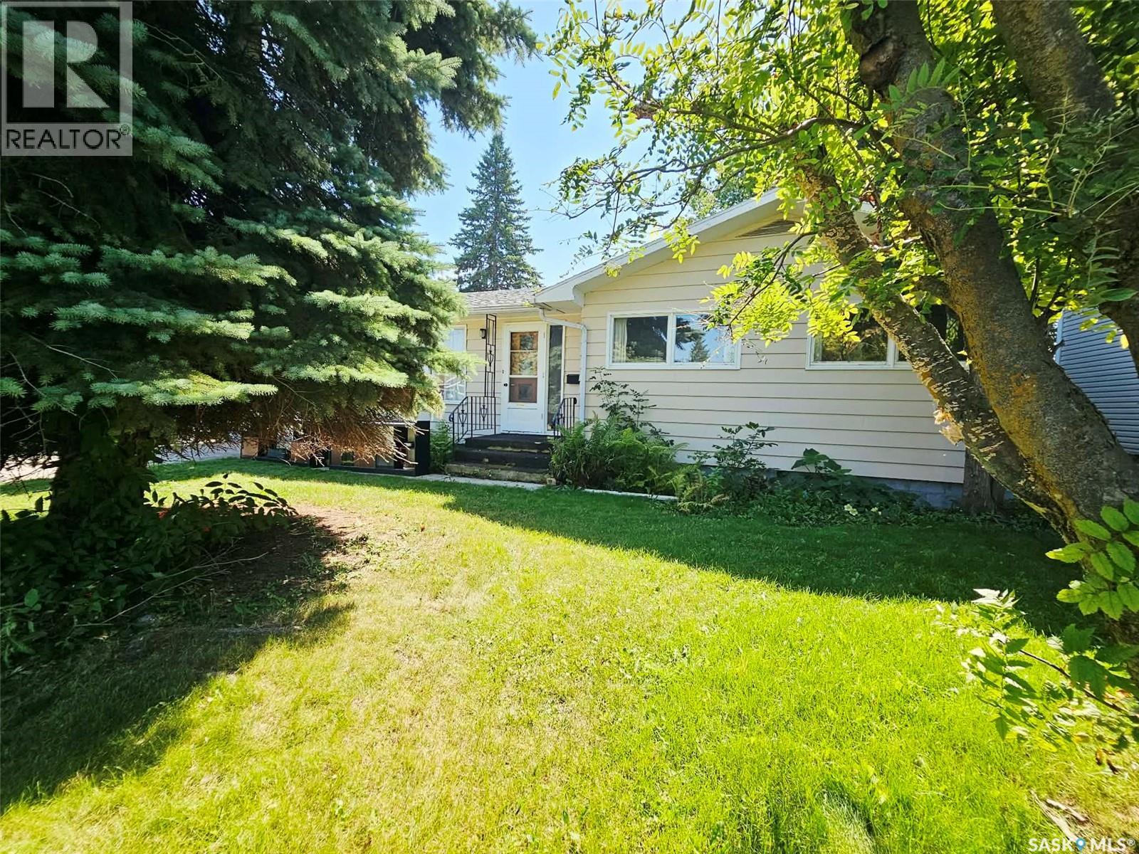 123 Riedel AVENUE W