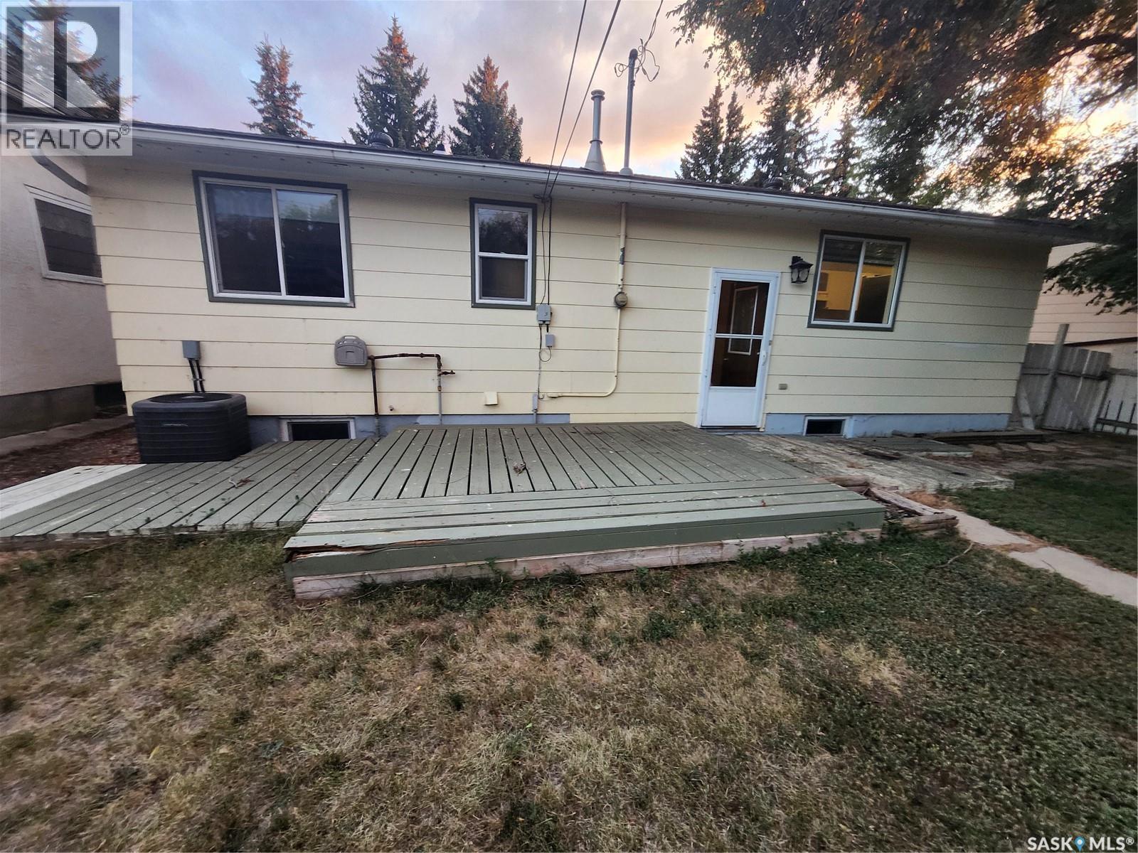 306 3rd AVENUE W photo 2
