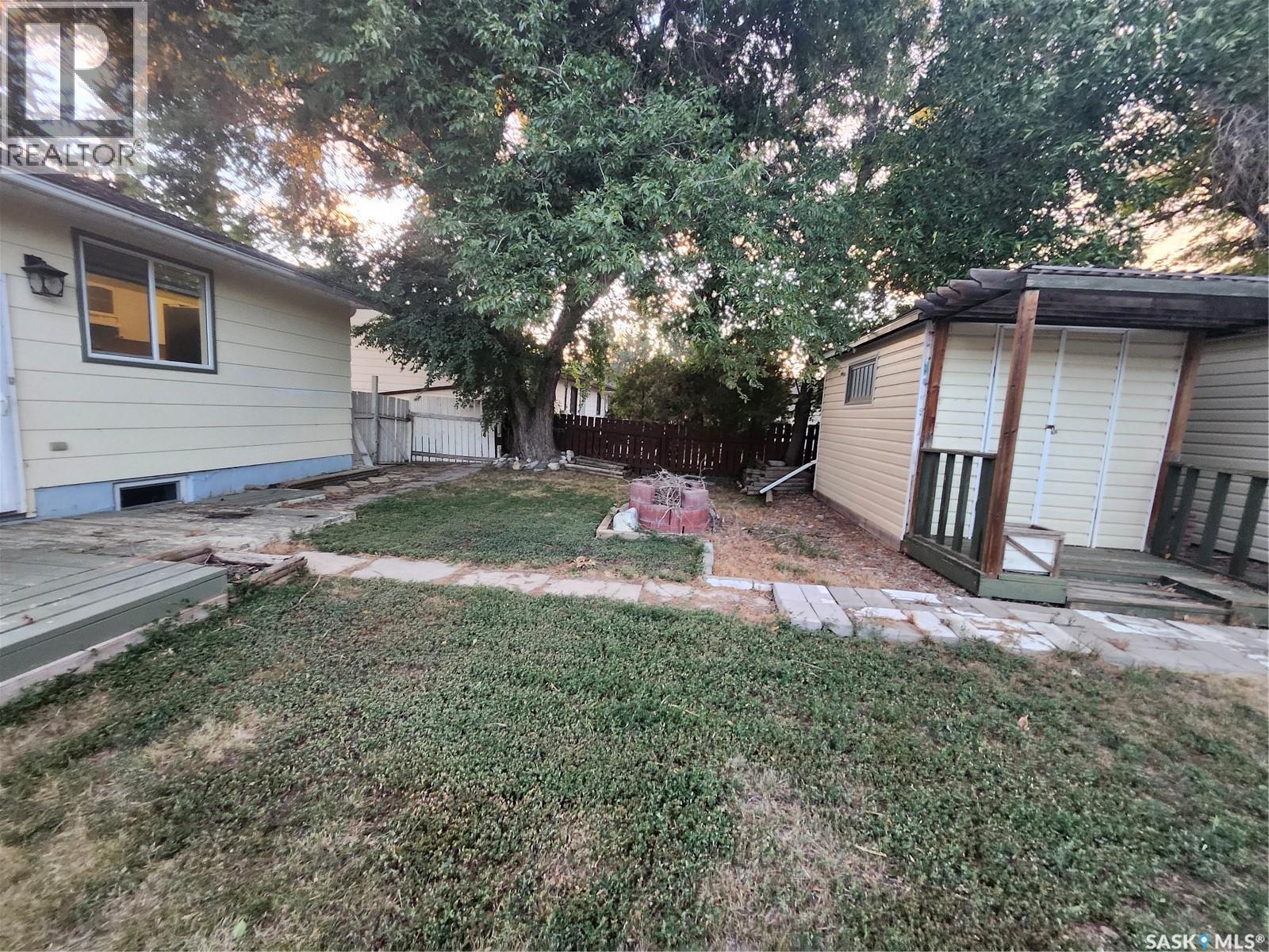 306 3rd AVENUE W photo 3