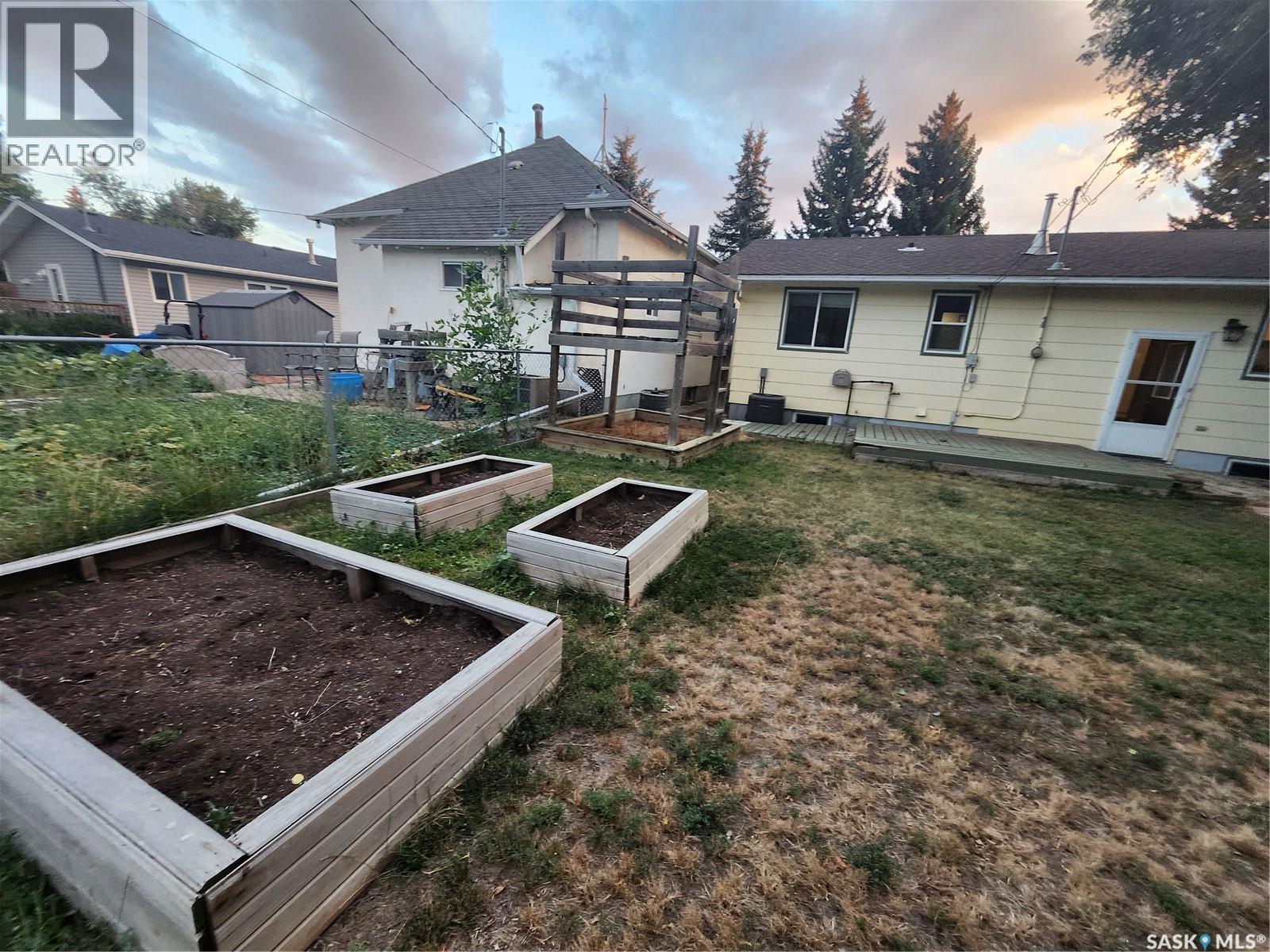 306 3rd AVENUE W photo 4