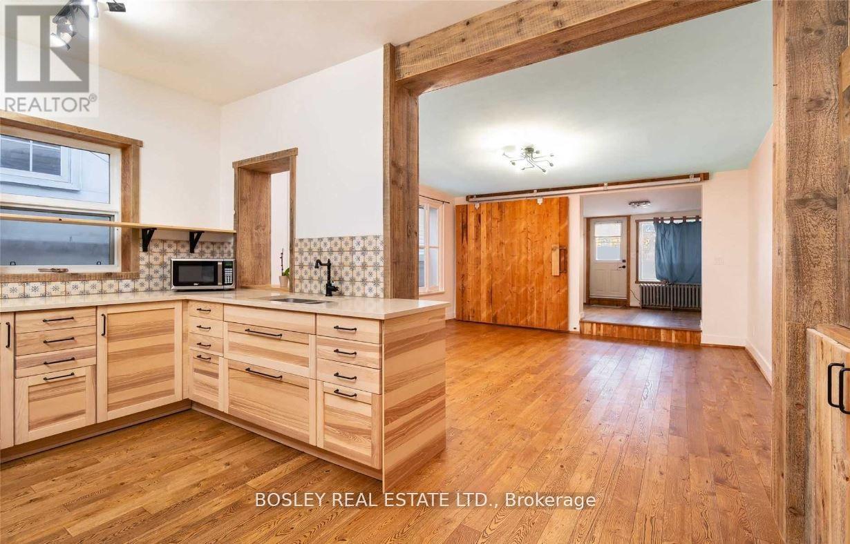 2994 Dundas Unit Upper