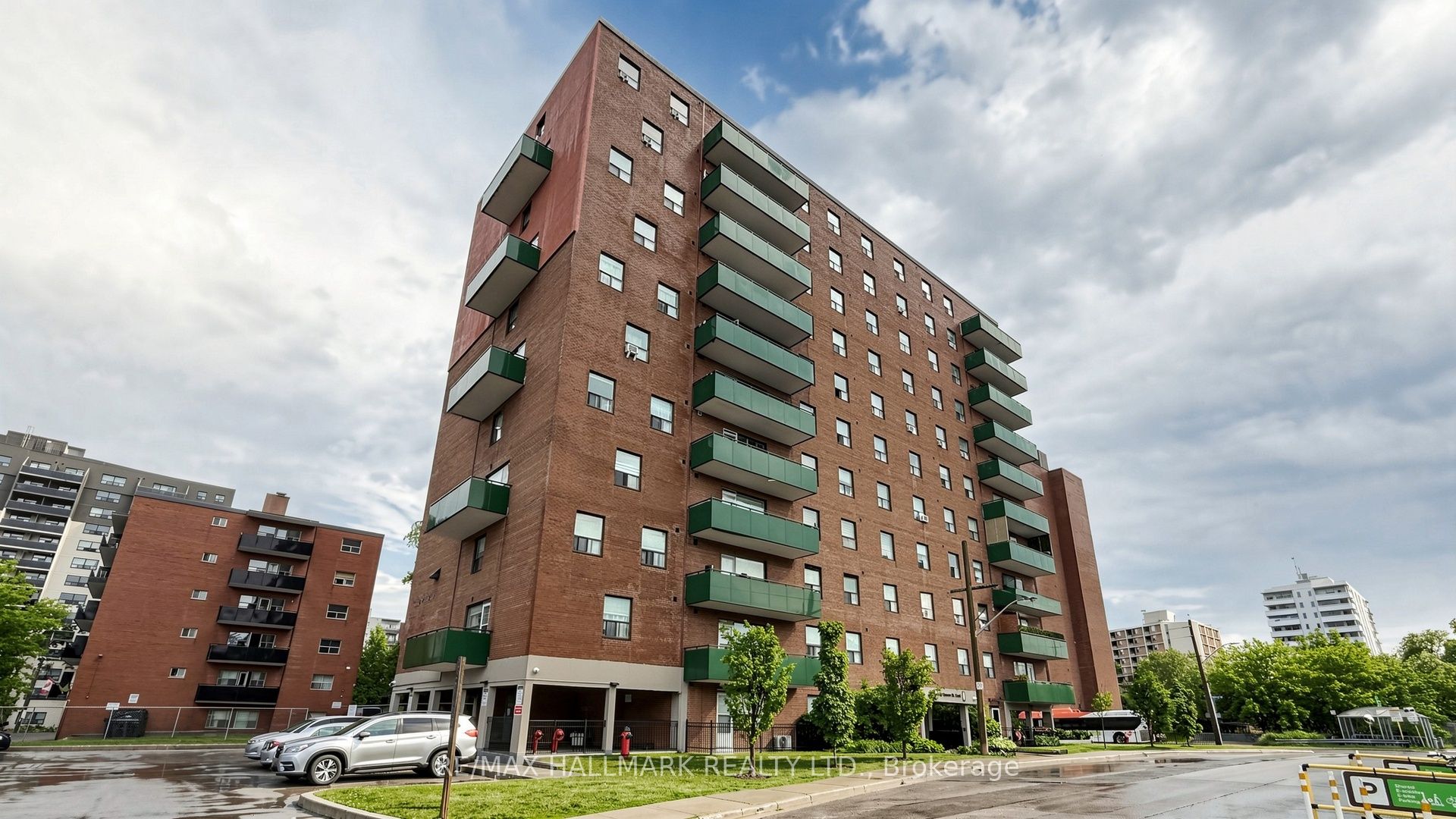 49 Queen Unit 402