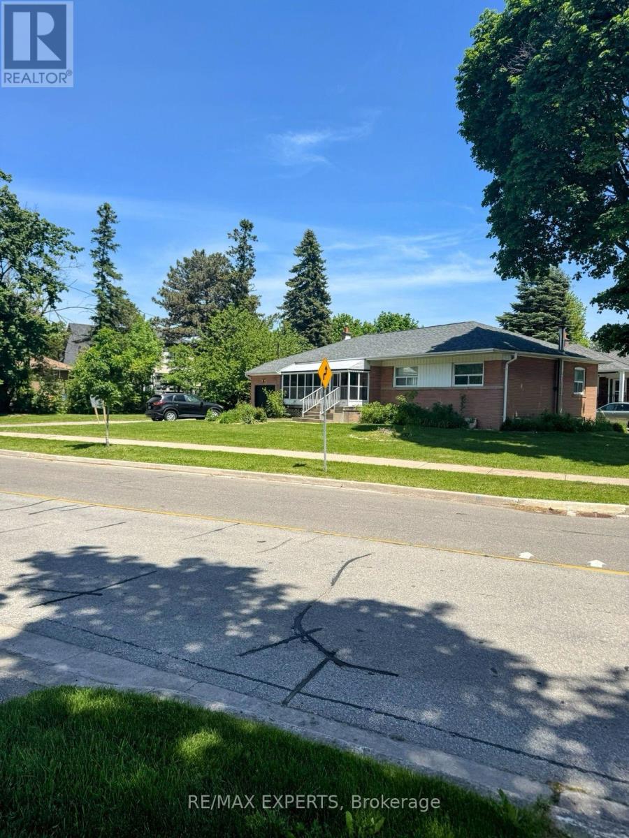 69 Lloyd Manor