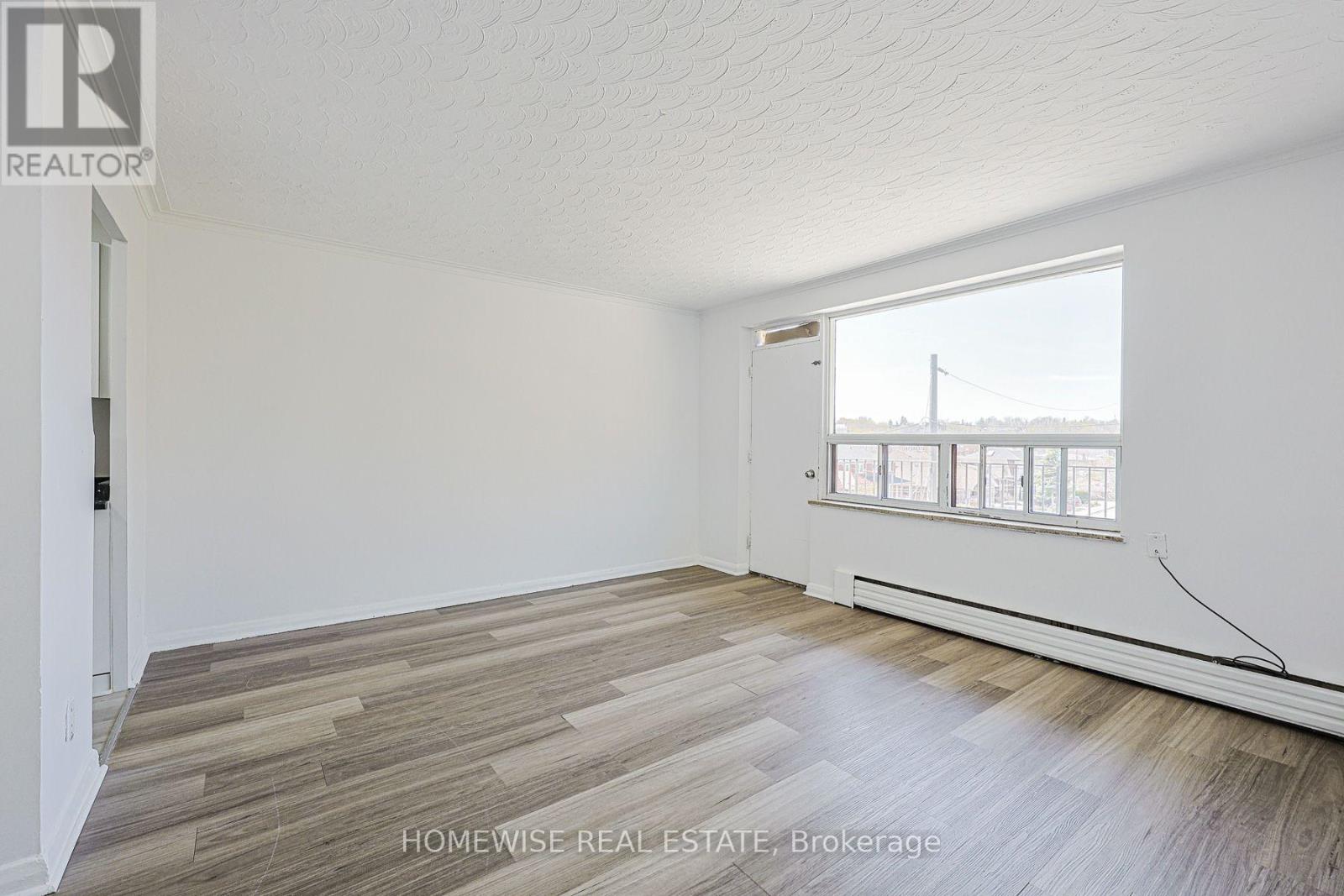 2204 Dufferin Unit 202 photo 3