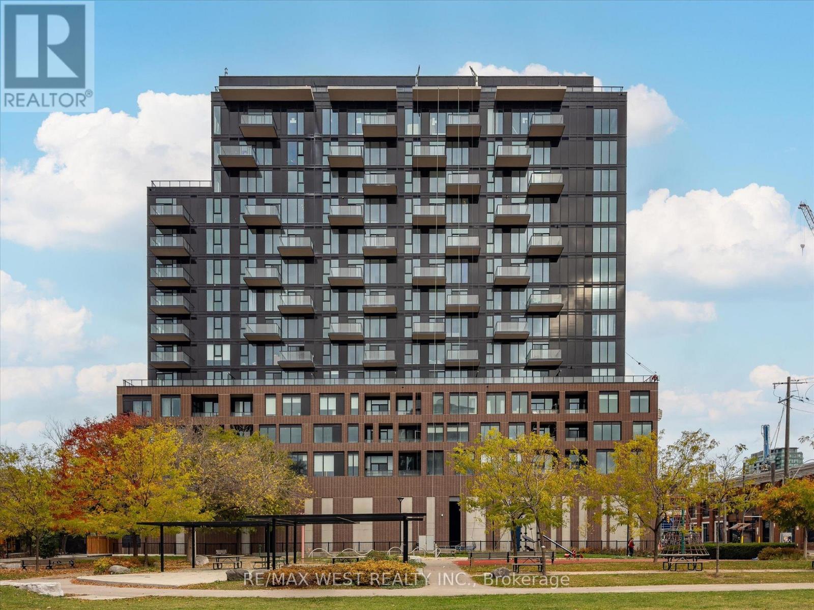 270 Dufferin Unit 819