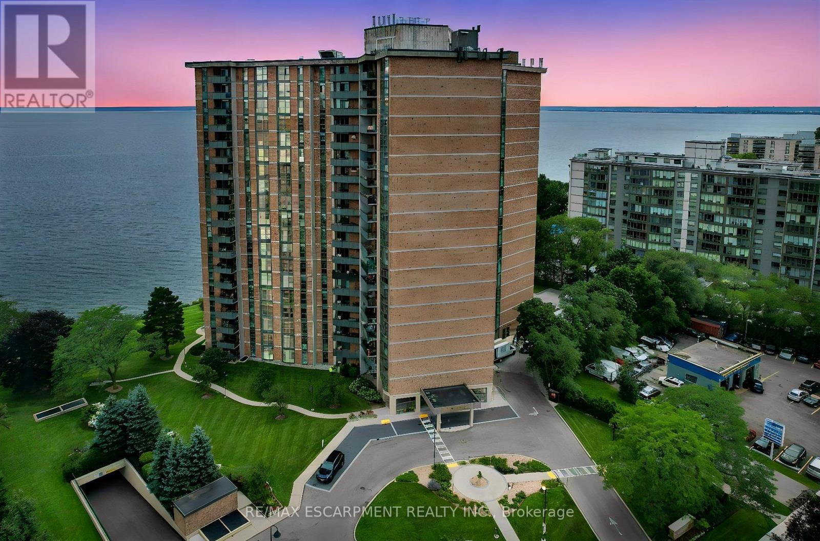 5250 Lakeshore Unit 1207