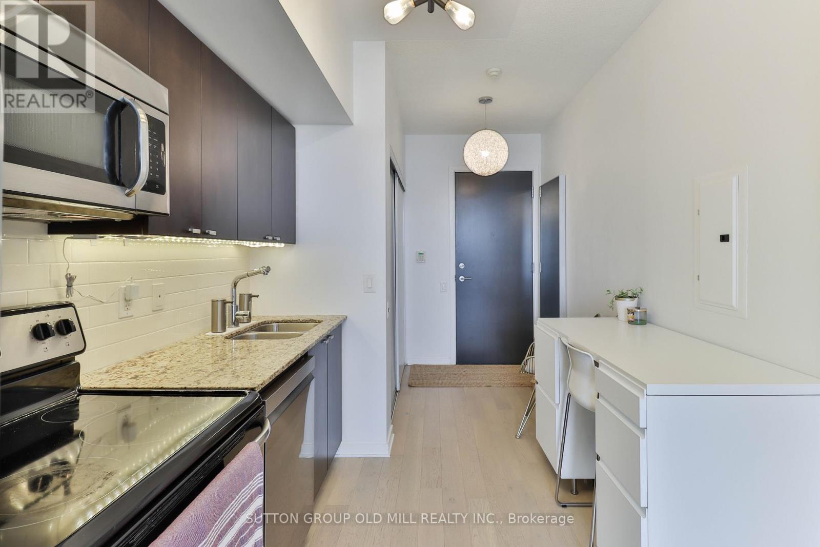 105 The Queensway Unit 2709