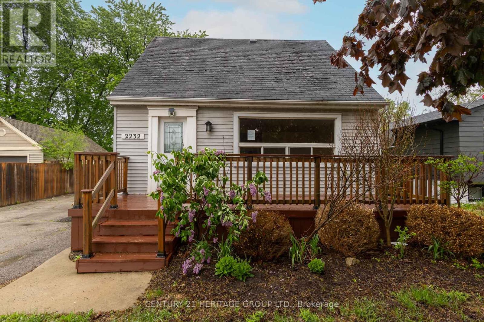 2232 Queensway photo 2