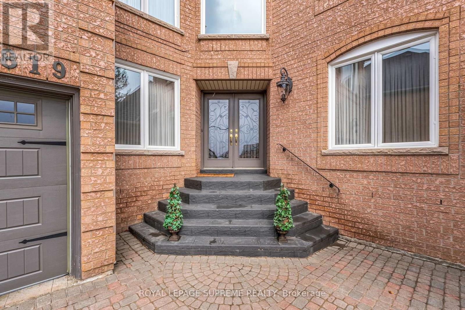 2819 Duncairn photo 2
