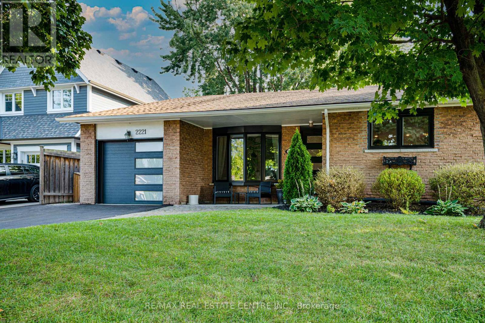 2221 Wyandotte photo 3