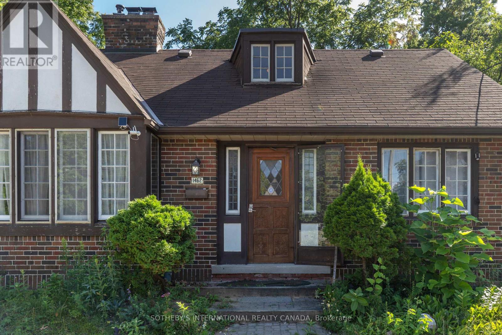 1462 Hurontario photo 4