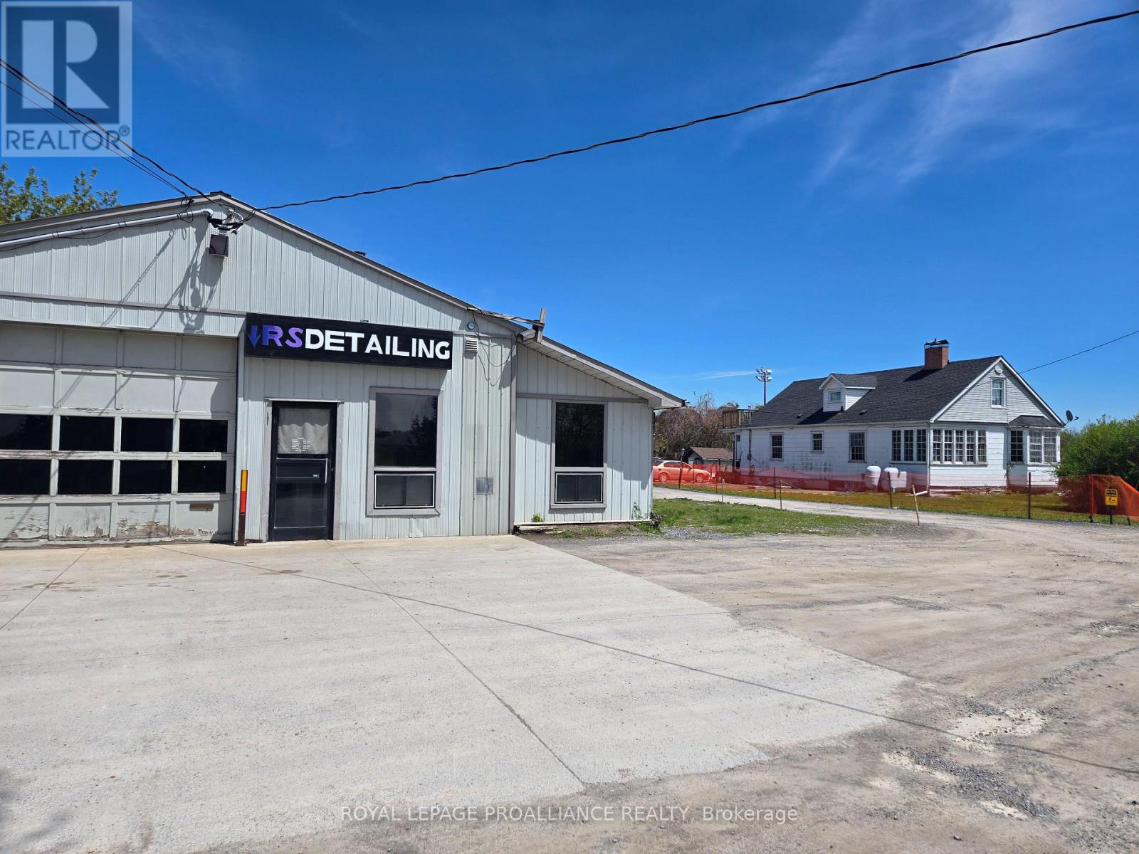 323 Dundas