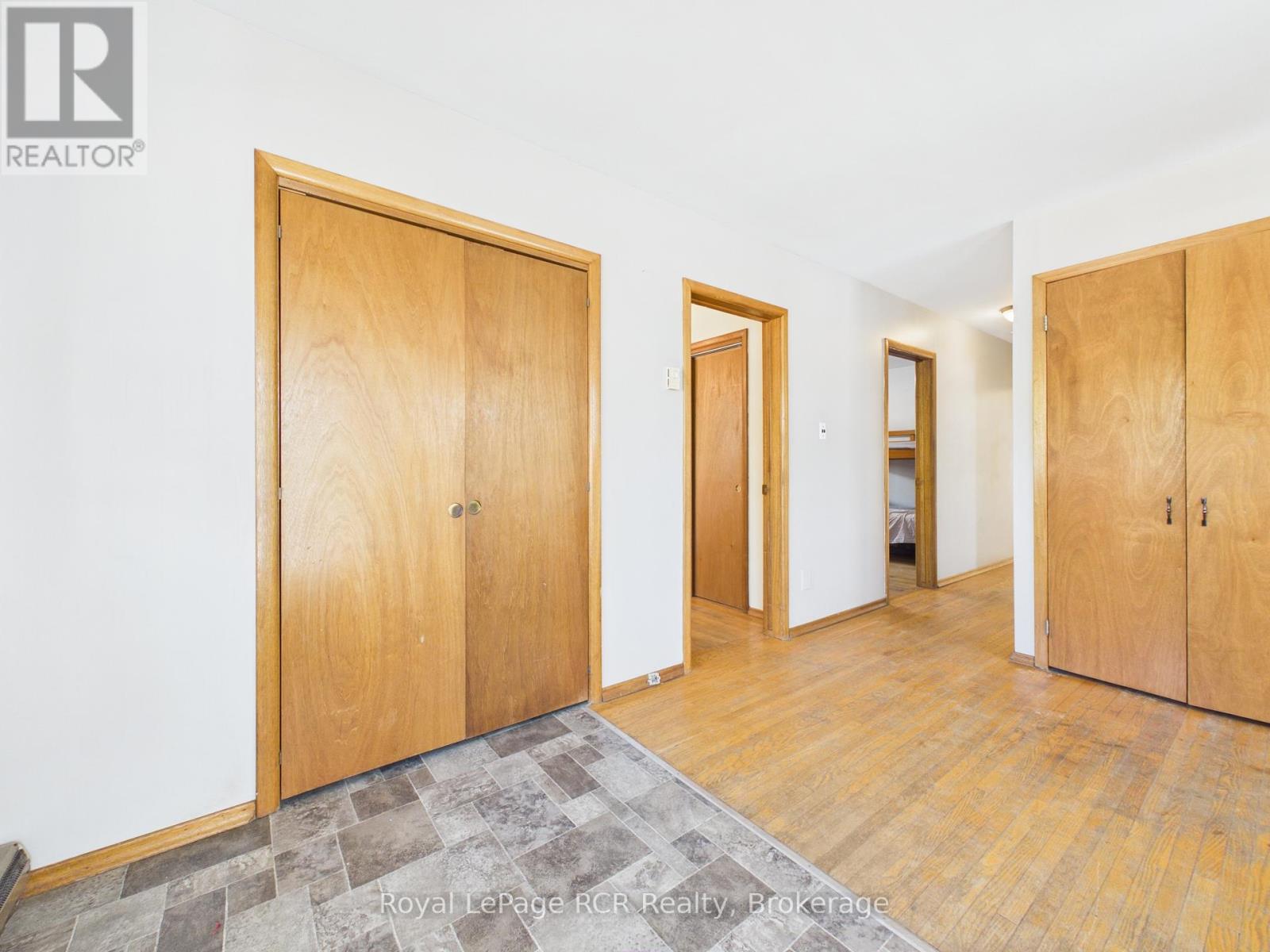 153 Carling photo 3