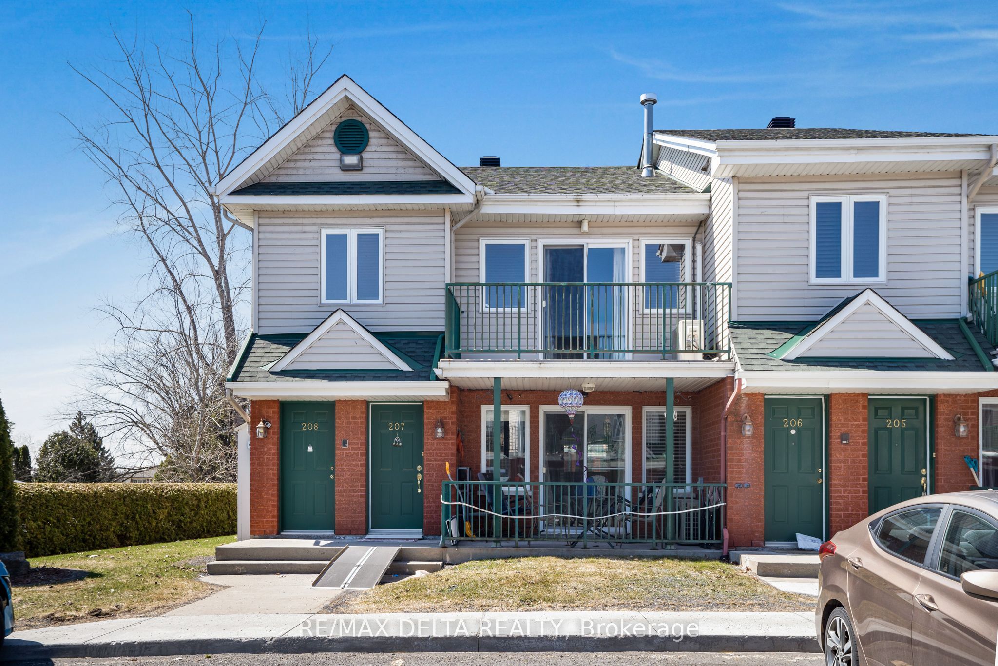 2927 Laurier Unit 208