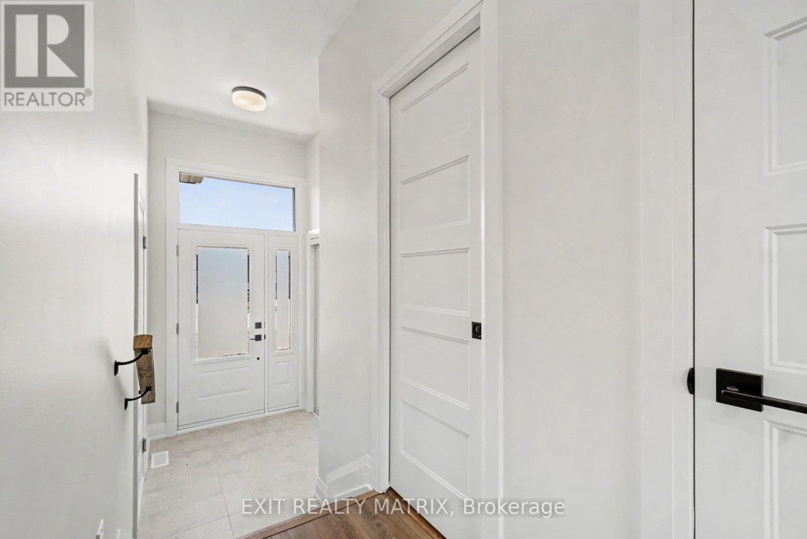 535 Regina photo 3
