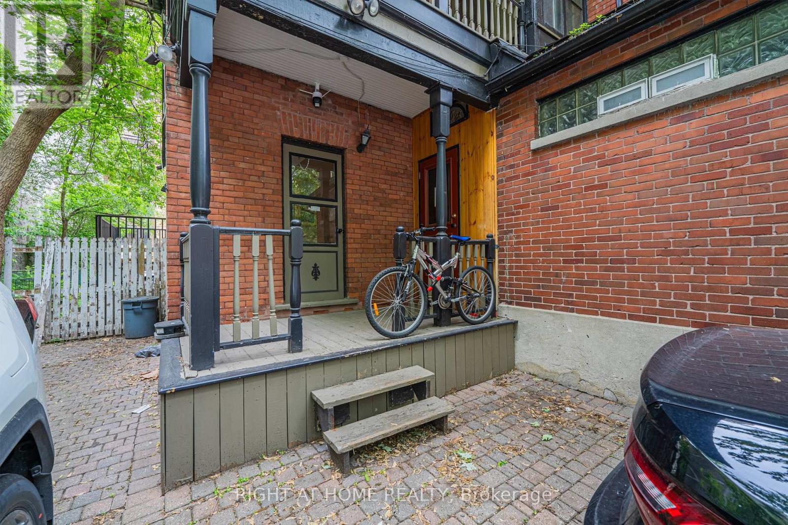 220 Lyon Unit B photo 2