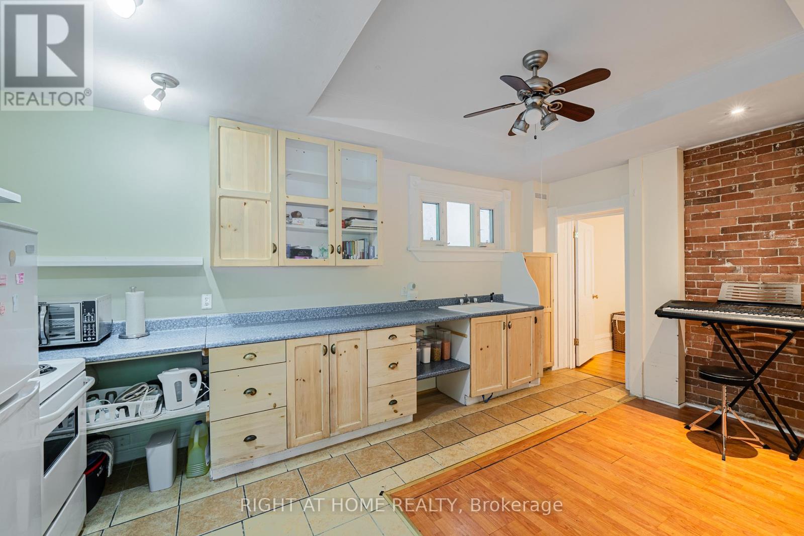 220 Lyon Unit B photo 3