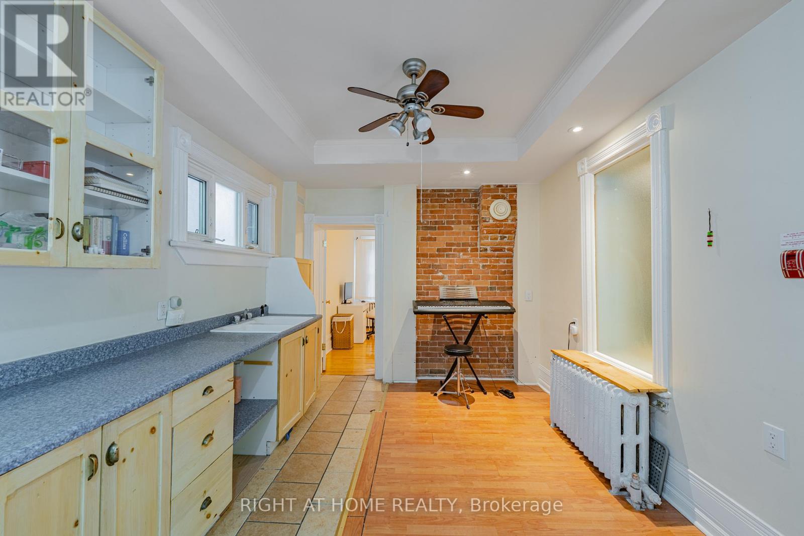 220 Lyon Unit B photo 4