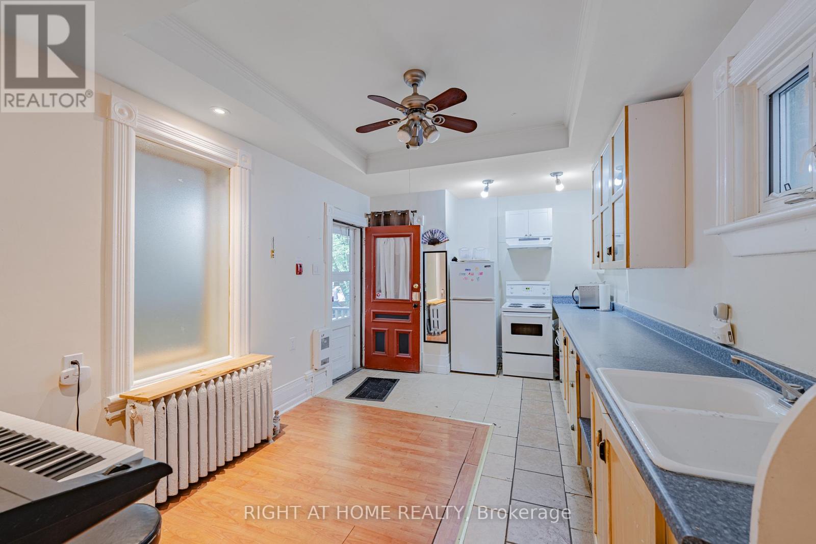 220 Lyon Unit B photo 5