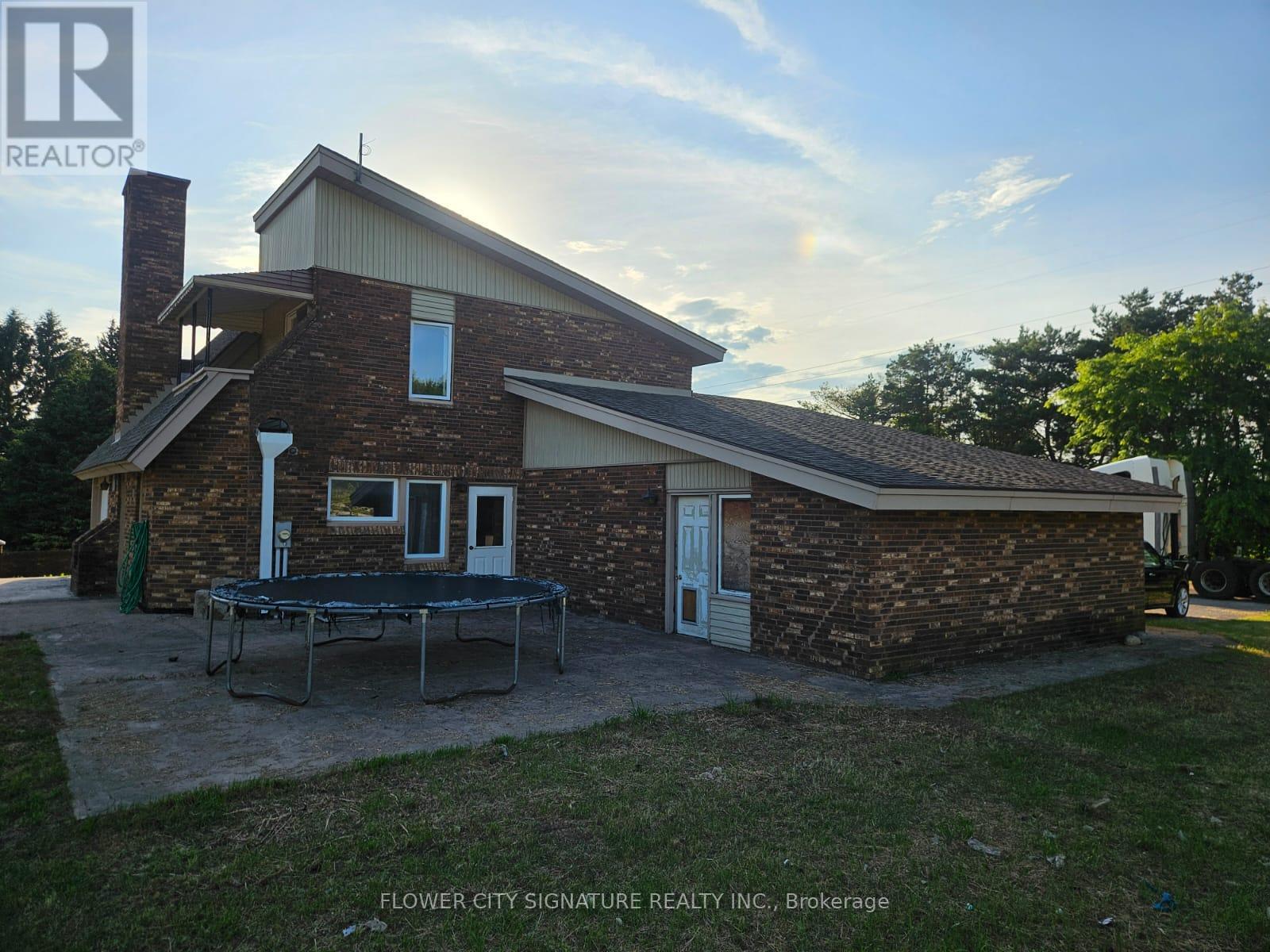 3490 Putnam photo 2