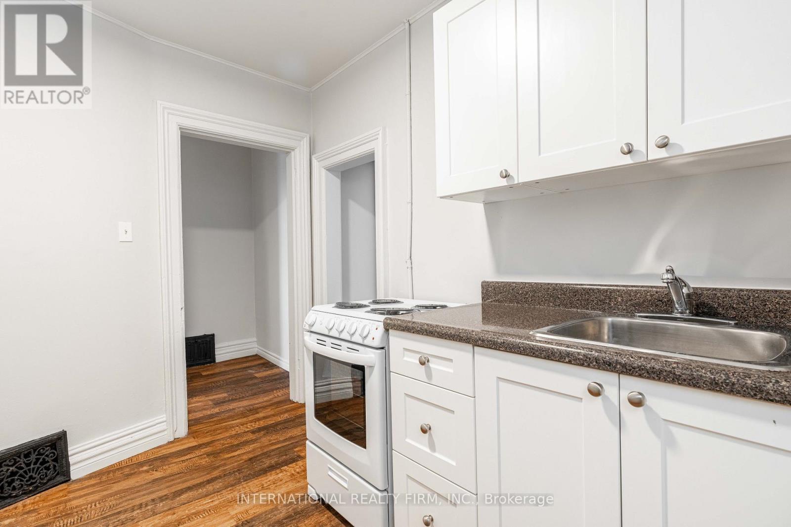 221 Hamilton Unit 3 photo 2