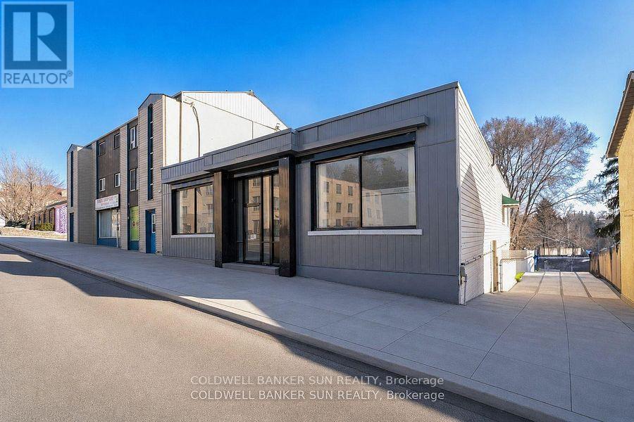 290 Dundas