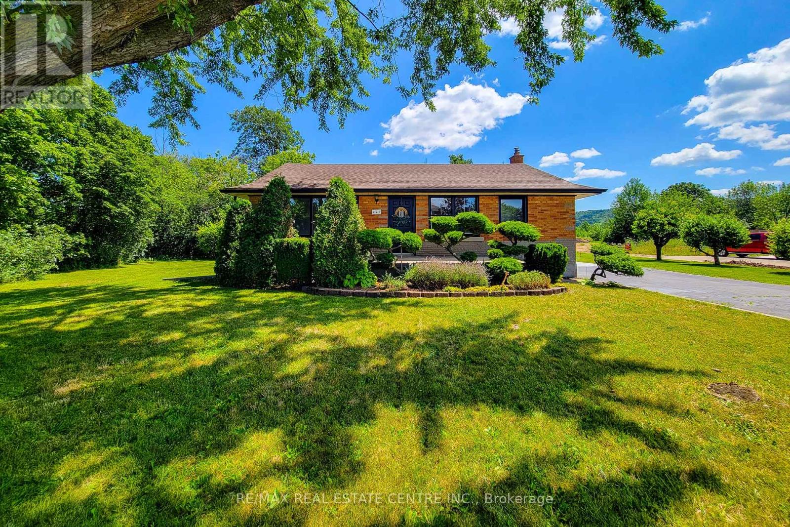 220 Winona photo 3