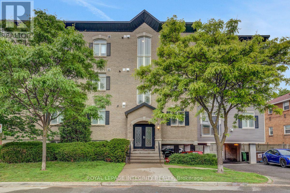 711 Churchill Unit 402