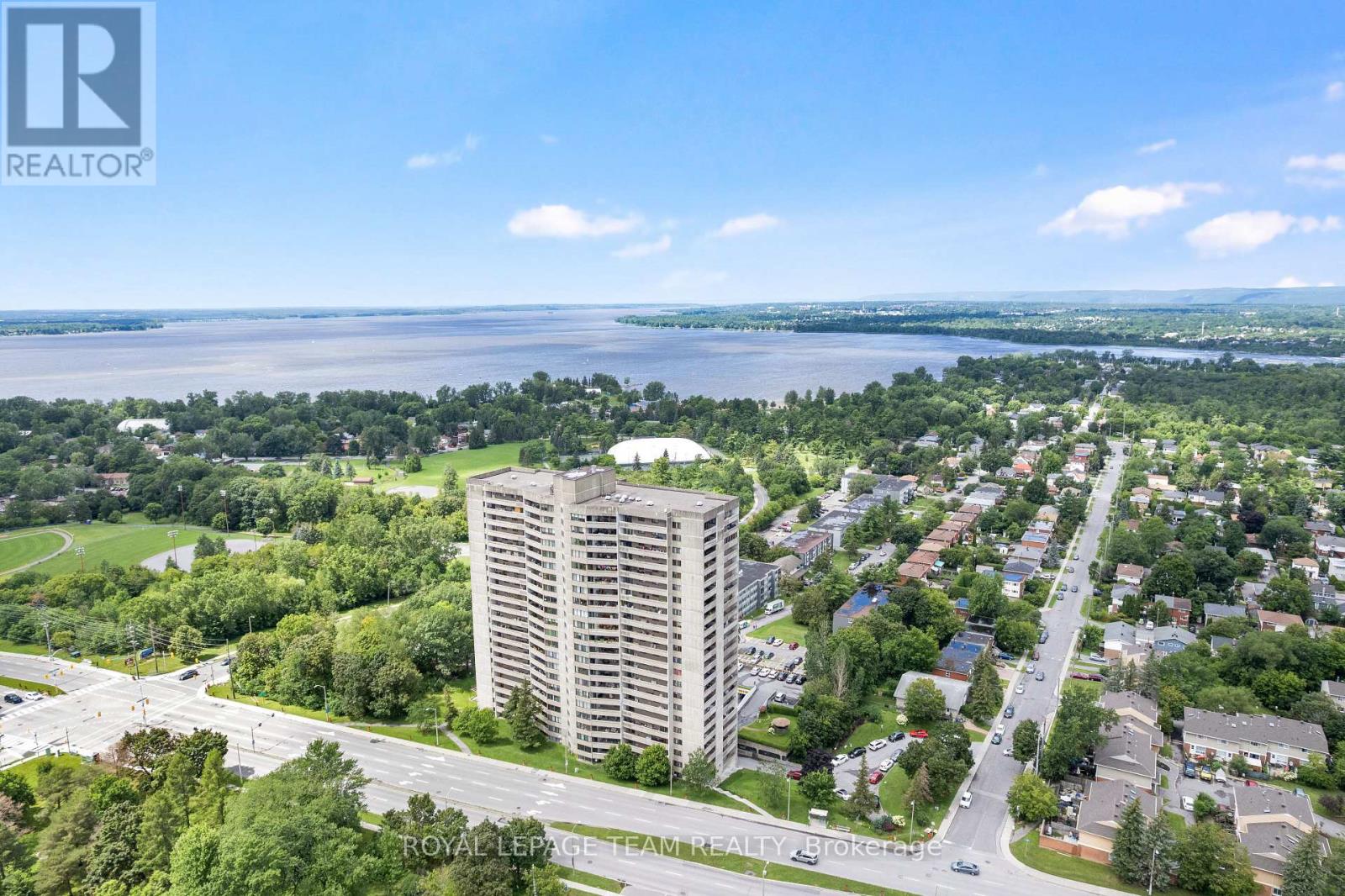 415 Greenview Unit 1402