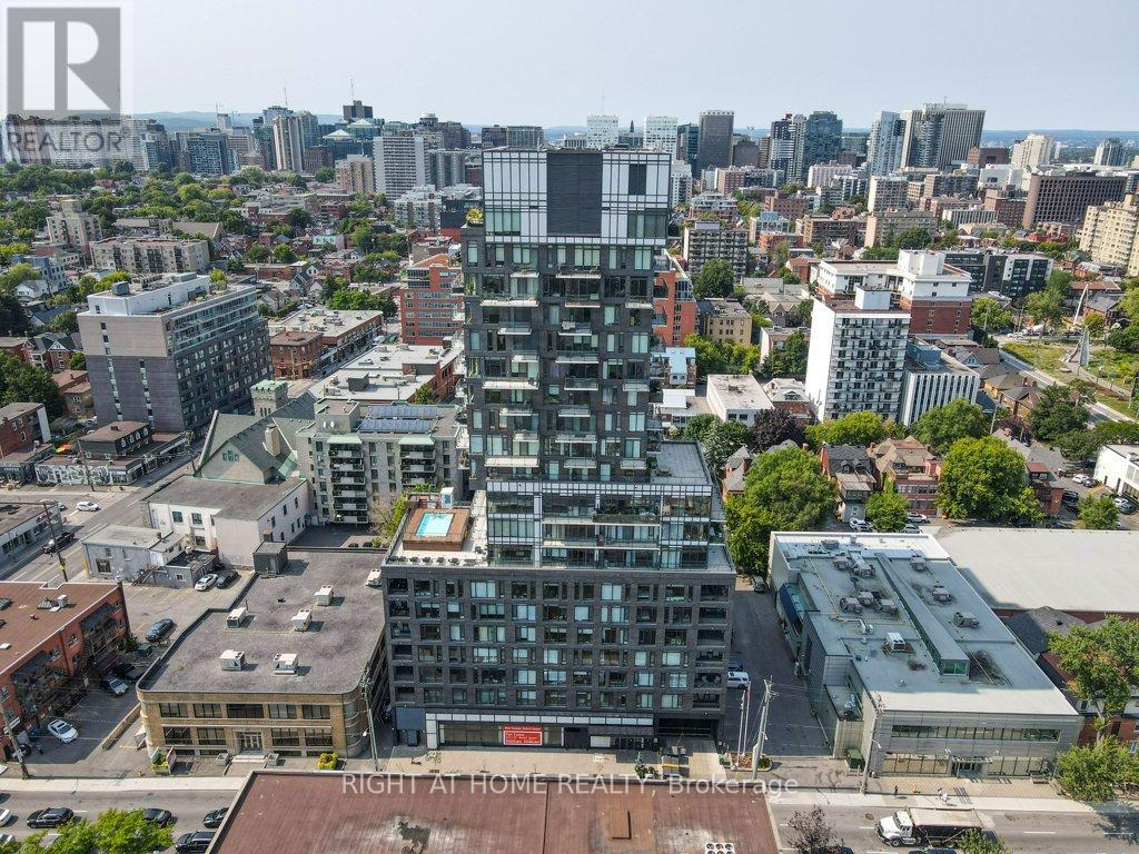 203 CATHERINE Unit 705 photo 2