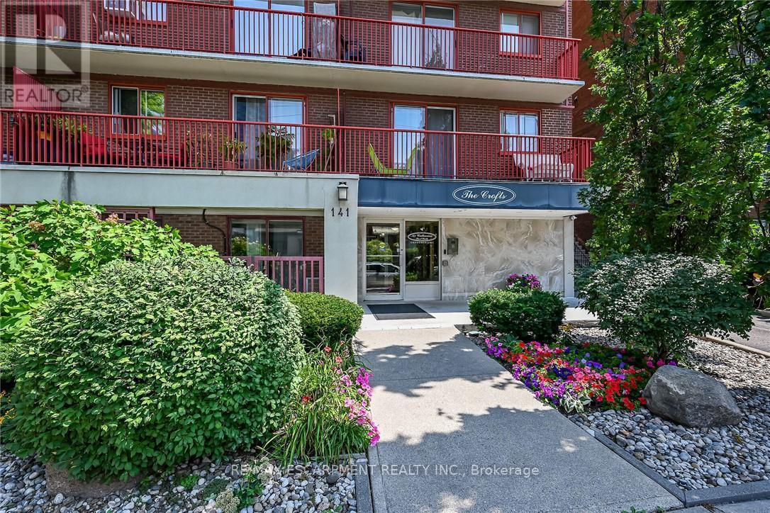141 Catharine Unit 1004